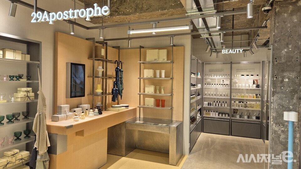 이구홈 성수에서 판매하는 PB브랜드와 뷰티 상품들. / 사진=한다원 기자