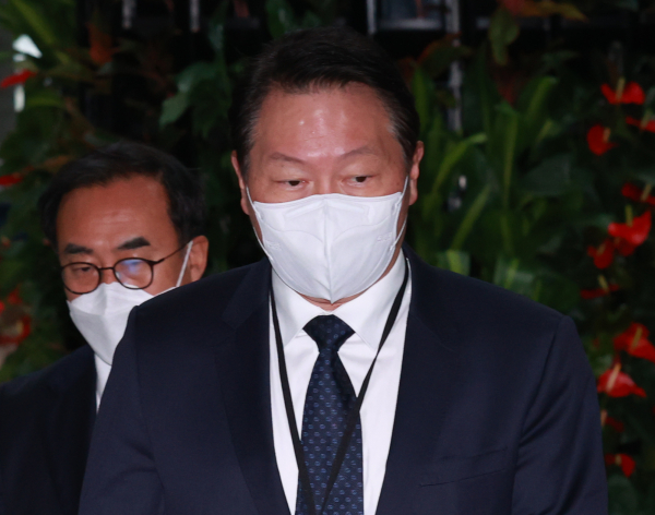 지난 2021년 12월 최태원 SK그룹 회장이 정부세종청사 공정거래위원회 심판정에서 열린 SK실트론 사익편취 의혹 사건 전원회의에 출석하는 모습. / 사진=연합뉴스