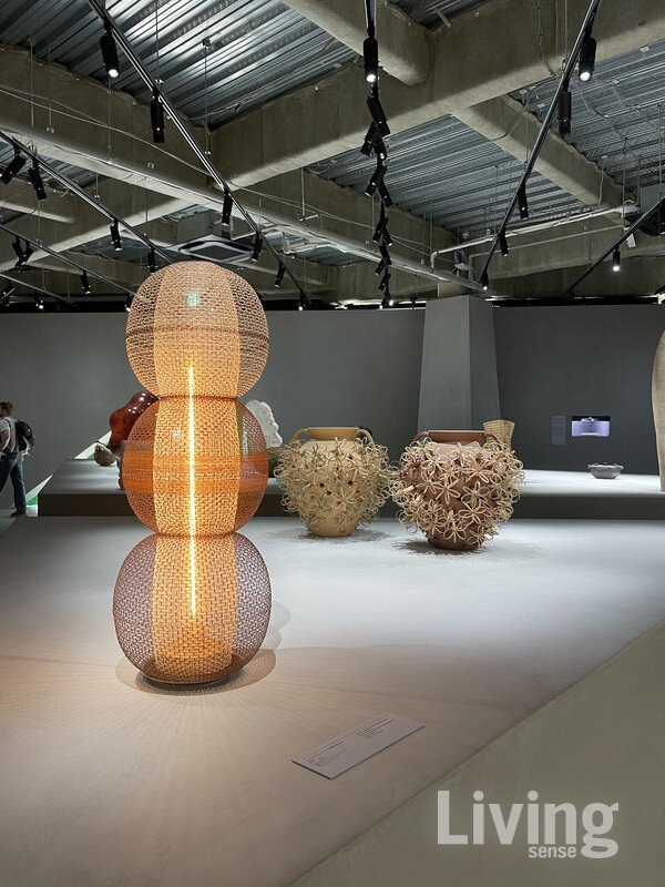 로에베의〈크래프티드 월드〉전시에서 만난 정다혜 작가의 말총 조명과 이영순 작가의 작품. 