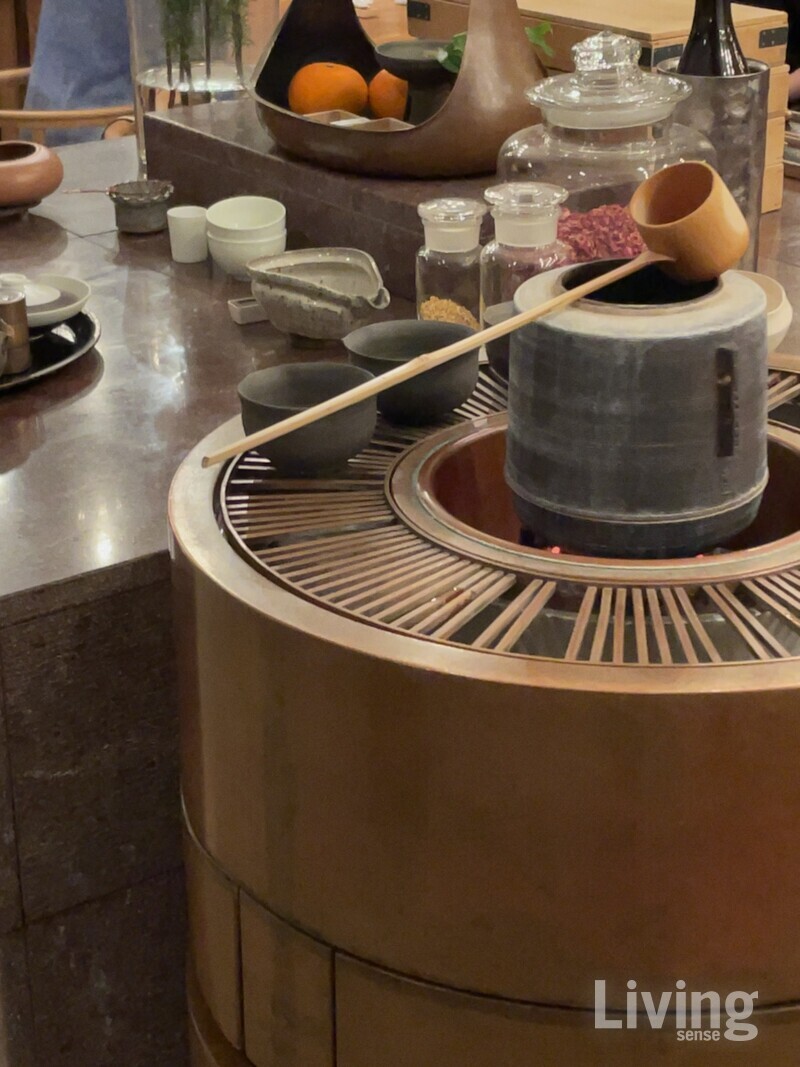 공간을 채우는 주전자와 그릇, 잔 등 보는 재미가 있는 히가시야 긴자. 