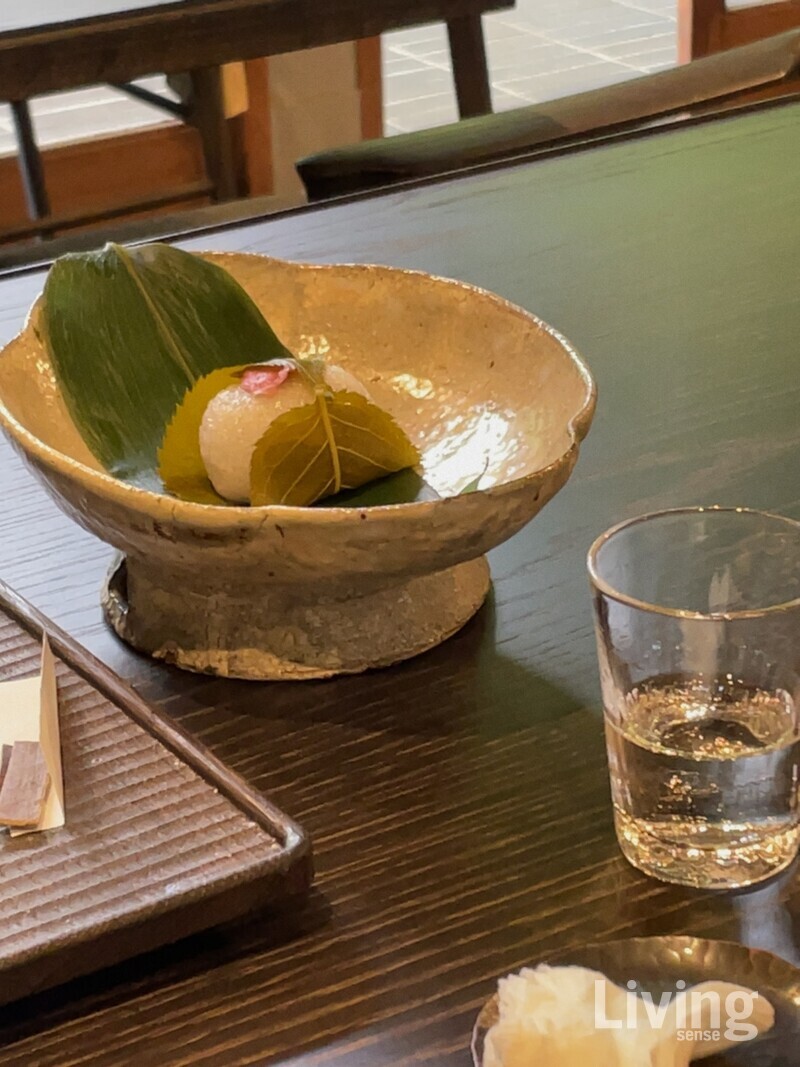 시시리의 봄 시즌 메뉴인 벚꽃떡.