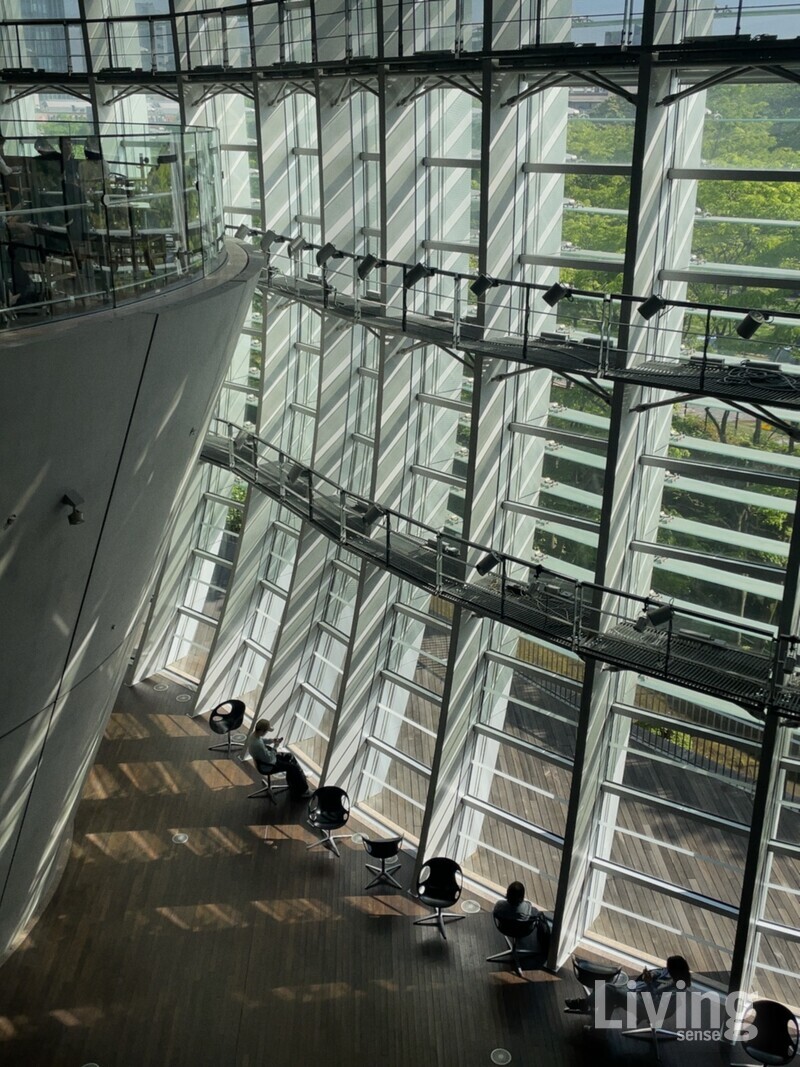 일본 최대 규모 전시 공간인 국립신미술관.