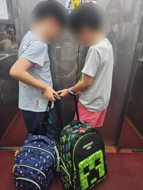 서울 대치동 학원가 은마사거리 인근의 유명 영어학원에 롤링백을 끌며 수업을 들으러 가는 초등생 모습. / 사진=시사저널e