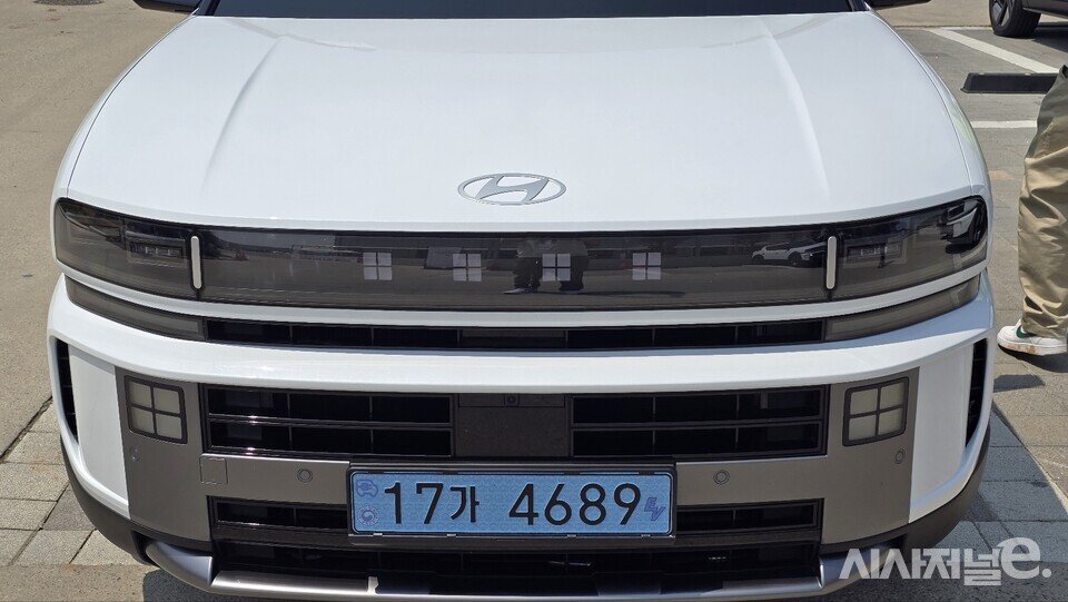 田자 모양의 현대차 수소 심볼 HWTO이 곳곳에 디자인 요소로 들어가 차별화된 인상이다.  / 사진=박성수 기자