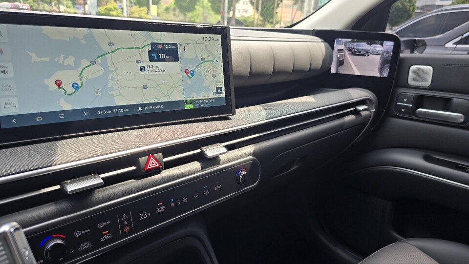 디지털 사이드미러가 크래시 패드 측면에 위치해 시야 분산이 최소화된다. / 사진=박성수 기자