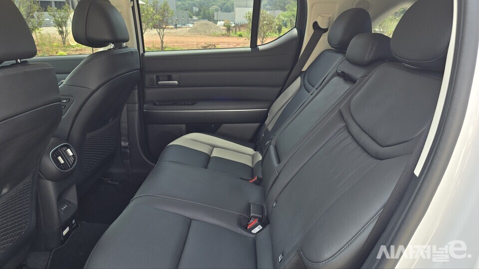 2열 등받이 기울기가 이전보다 커져 동승자 편의성이 개선됐다. / 사진=박성수 기자