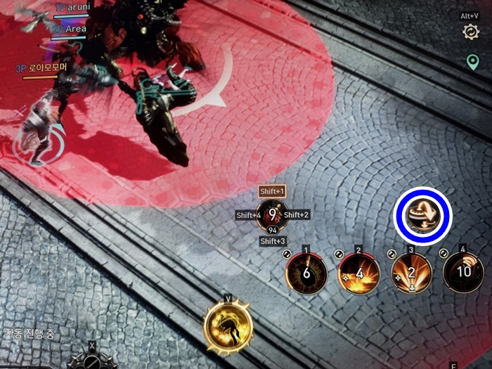 보스가 범위 공격을 시전할 때 해당 버튼을 누르면 회피가 가능하다. / 사진=로스트아크 모바일 체험화면