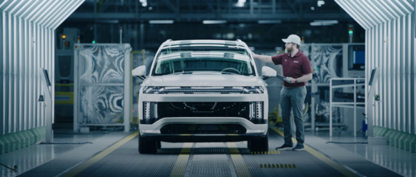 미국 조지아주 소재 현대자동차 신공장 HMGMA의 직원이 양산된 아이오닉9을 검수하고 있다. / 사진=현대자동차그룹