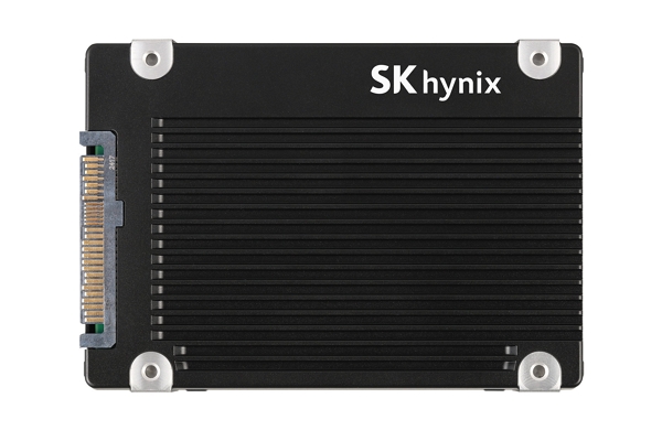 SK하이닉스의 AI 데이터센터용 고용량 SSD ‘PS1012 U.2’ / 사진=SK하이닉스