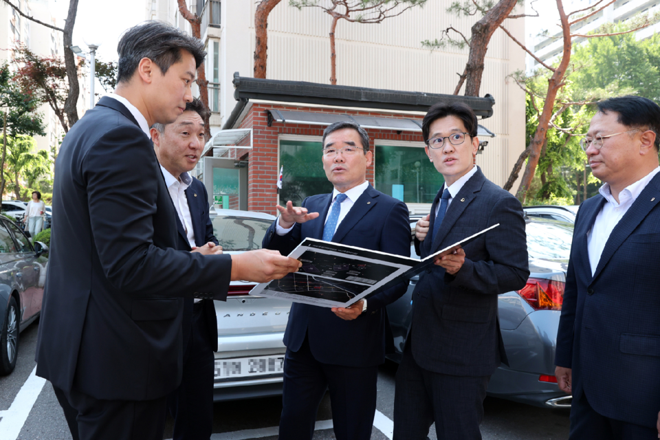 지난 12일 김보현 대우건설 사장(왼쪽에서 3번째)이 개포우성7차 단지를 방문해 현장을 둘러보고 있다. / 사진=대우건설