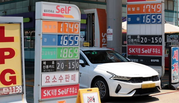 미국의 이란 핵시설 공습으로 중동 리스크가 확대되면서 중동발 석유 공급 차질로 유가와 운임 상승이 우려되는 22일 서울 시내의 한 주유소 앞 유가정보판에 가격이 표시돼 있다. / 사진=연합뉴스