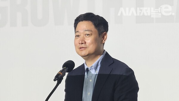 홍범식 LG유플러스 대표이사(CEO) 사장이 지난 4월 15일 서울 강서구 LG사이언스파크를 방문한 국회 과학기술정보방송통신위원회 소속 의원들에 인사말을 하고 있다. / 사진 = 김용수 기자