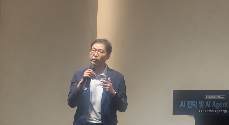 이건복 마이크로소프트 아태지역 상무가 25일 서울 역삼동 삼정호텔에서 열린 ‘AI인사이트포럼’에서 발표하고 있다. / 사진 = 시사저널e