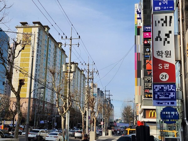 서울 강남구 대치동 한티역 인근 학원가. 이곳과 한블럭 뒤 롯데백화점 뒷골목은 학원을 데려다주기 위한 학부모들의 차들이 뒤엉키며 교통체증이 일상이 됐다. / 사진=시사저널e