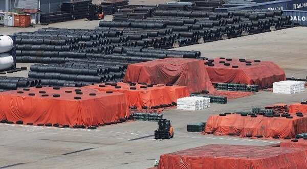 경기도 평택항에 쌓여있는 철강 제품들. / 사진=연합뉴스