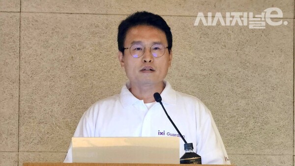 전병기 LG유플러스 AX기술그룹장 전무가 26일 서울 중구 LG서울역빌딩에서 열린 기자간담회에서 '안티딥보이스' 등 AI 기반 보안 기능을 AI 통화 에이전트 '익시오'에 탑재한다고 발표하고 있다. / 사진 = 김용수 기자