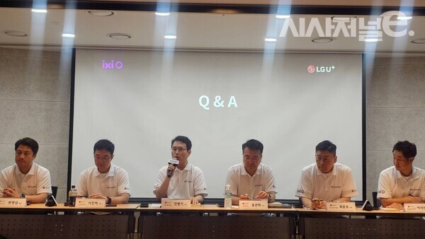  26일 서울 중구 LG서울역빌딩에서 열린 기자간담회에서 LG유플러스 관계자들이 기자들의 질문에 답하고 있다. 왼쪽부터 한영섭 LG유플러스 AI테크랩장, 이진혁 LG유플러스 익시오개발태스크장 상무, 전병기 LG유플러스 AX기술그룹장 전무, 홍관희 LG유플러스 정보보호센터장 전무, 최윤호 LG유플러스 AI에이전트추진그룹장 상무, 이석영 LG유플러스 모바일에이전트트라이브 담당 ./ 사진 = 김용수 기자