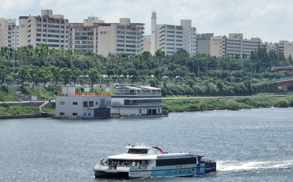 한강에서 바라본 서울 강남구 압구정동 현대 및 한양아파트 전경. 시장에서는 국내 부동산 시장의 최상급지인 해당 지역이 대출규제에도 불구하고 무풍지대가 될 것이라는 전망이 있었지만, 대책 발표 이후 이전 대비 한산한 모습을 보이고 있다. / 사진=연합뉴스