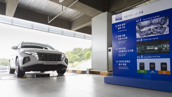 SK렌터카 오토옥션 상품화 시설 프루브 스테이션에 진입한 중고차가 하체 상태 정밀 점검을 위해, 바닥에 설치된 하부 스캔 장비를 통과하고 있다. / 사진=SK렌터카