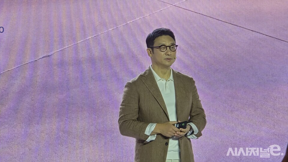 이윤모 볼보자동차코리아 대표가 2일 XC90과 S90 신차 출시 행사에서 차량에 대해 설명하고 있다. / 사진=박성수 기자