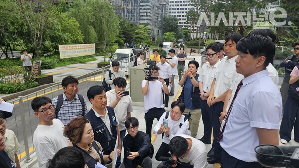 사진은 2일 KT새노조 등이 김건희 특검에 고발장을 제출하기 위해 KT광화문웨스트빌딩에 진입하는 과정에서 KT 측과 대치하는 모습. / 사진 = 김용수 기자