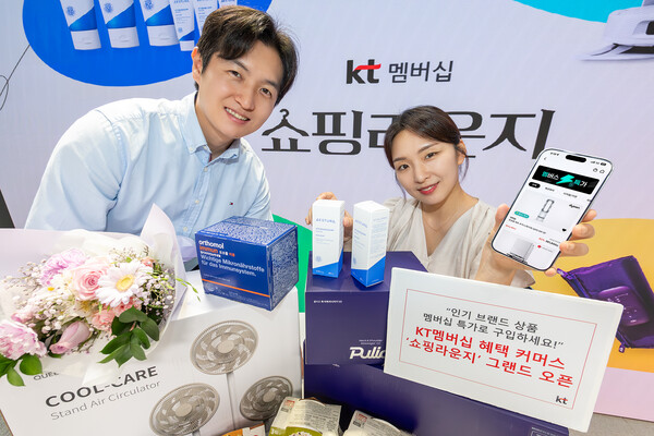 모델들이 KT멤버십 혜택 커머스 ‘쇼핑라운지’를 소개하고 있는 모습 / 사진 = KT