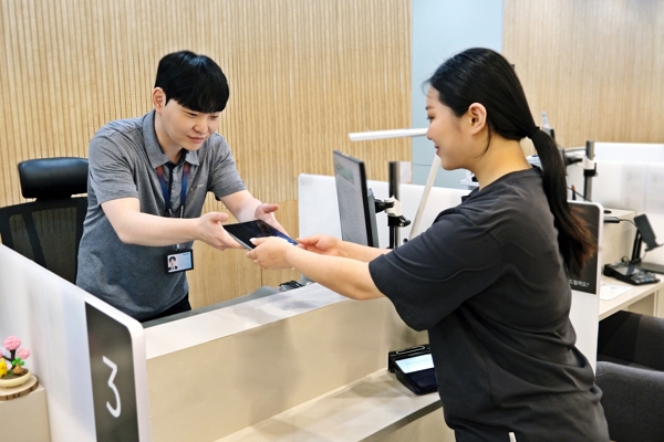 삼성전자서비스 엔지니어가 스마트폰을 점검해주는 모습 / 사진=삼성전자서비스