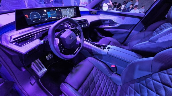 3008 하이브리드의 1열 전경. / 사진=최동훈 기자