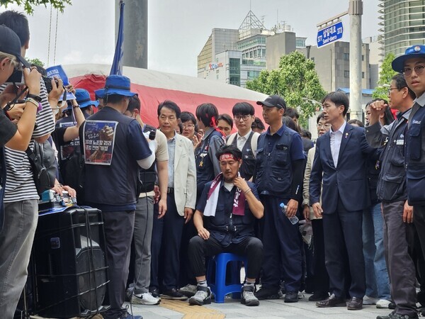 지난달 19일 고공농성을 이어오던 김형수 금속노조 거제통영고성조선하청지회장이 97일 만에 철탑을 내려왔다. / 사진=연합뉴스