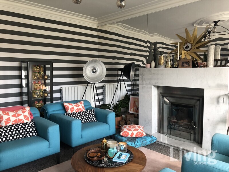 기존의 벽과 마루를 그대로 활용하고 재활용 목재를 써서 만든 대형 테이블이 있는 스코틀랜드의 에어비앤비.