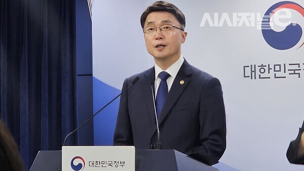 류제명 과학기술정보통신부 제2차관이 4일 서울 종로구 정부서울청사에서 열린 브리핑에서 SK텔레콤 침해 사고 민관합동조사단(조사단)의 조사 결과 및 SK텔레콤의 이용약관상 위약금 면제 규정에 대한 검토결과를 발표하고 있다. / 사진 = 김용수 기자