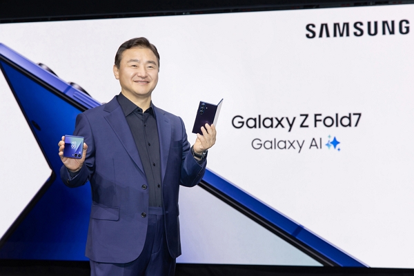 노태문 삼성전자 DX부문장 직무대행(사장)이 갤럭시Z폴드7과 플립7을 소개하고 있다. / 사진=삼성전자