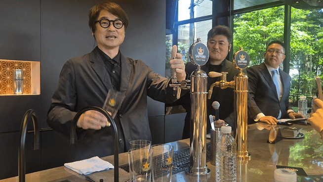 타나베 토시히로 삿포로 글로벌 브랜드 매니저가 퍼펙트 푸어를 따르고 있다. / 사진=한다원 기자