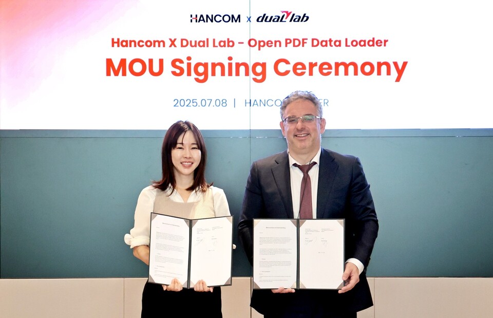 김연수 한컴 대표(사진 왼쪽)와 보리스 두브로브 듀얼랩 대표가 협약 후 기념사진을 촬영하고 있다. / 사진 = 한글과컴퓨터 