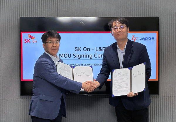 신영기 SK온 구매본부장(왼쪽)과 이병희 엘앤에프 최고운영책임자(COO)가 10일 오후 서울 종로구 SK온 그린캠퍼스에서 북미 지역 LFP 배터리 양극재 공급을 위한 업무협약(MOU) 체결 후 기념 촬영을 하고 있다. / 사진=SK온