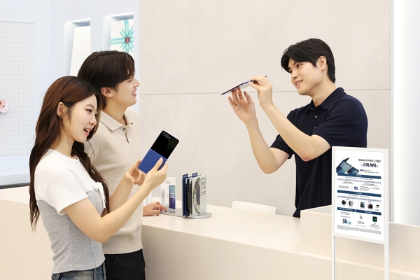 삼성전자가 15일 자정부터 국내에서 갤럭시Z폴드7·플립7 폴더블폰 신제품 사전 판매를 시작한다. / 사진=삼성전자