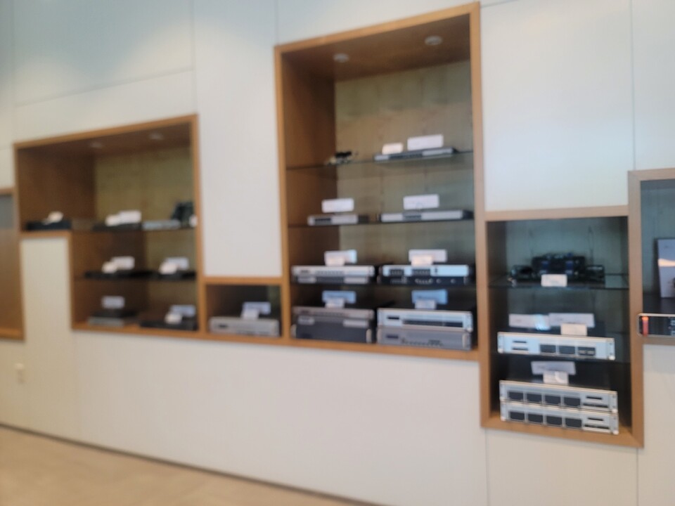 서울시 강서구 마곡동 KTNF 사옥 1층에 위치한 서버 전시장. 이 곳은 2001년부터 현재까지 개발한 서버 제품들이 전시돼 있다. / 사진 = 송주영 기자 