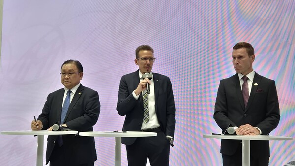 벤츠와 공식 딜러사 HS효성 주요 경영진이 마이바흐 브랜드센터 서울에서 취재진 질문에 답하고 있다. 왼쪽부터 노재봉 HS효성더클래스 대표이사, 마티아스 가이젠 벤츠 그룹 AG 마케팅&세일즈 총괄, 마티아스 바이틀 벤츠-코리아 대표이사. / 사진=최동훈 기자