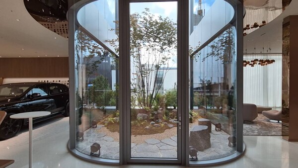 마이바흐 브랜드센터 서울 3층 중앙에 조성된 정원. / 사진=최동훈 기자
