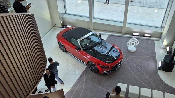 마이바흐 브랜드센터 서울 2층에서 내려다본 1층에 디 올-뉴 마이바흐 SL이 전시돼 있다. / 사진=최동훈 기자