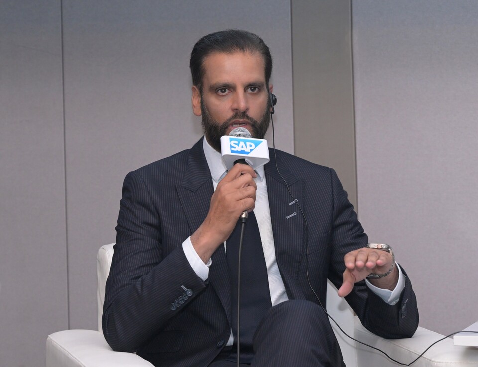 이르판 칸 SAP 데이터애널리틱스 사장 겸 최고 제품책임자는 15일 서울 강남구 그랜드인터컨티넨탈호텔에서 열린 ‘SAP 나우 AI 투어 코리아’서 AI 비즈니스 운영 방식을 제시했다. / 사진 = SAP코리아