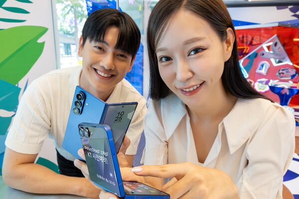 KT 모델이 갤럭시Z폴드7과 Z플립7 사전 예약 프로모션을 안내하고 있다. / 사진 = KT