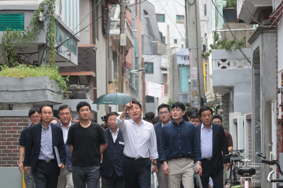 오세훈 서울시장이 14일 서울 광진구 자양4동 신속통합기획 재개발 지역을 찾아 현장 점검을 하고 있다. / 사진=연합뉴스