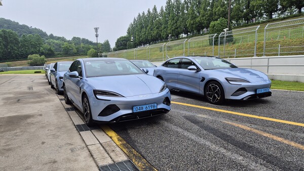 BYD 중형 전기 세단 씰이 지난 16일 경기 용인시 소재 서킷 용인 스피드웨이 길 위에 도열돼 있다. / 사진=최동훈 기자