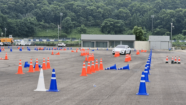 미디어 데이 참가자가 BYD 씰을 타고 짐카나 코스를 주행하고 있다. / 영상=최동훈 기자