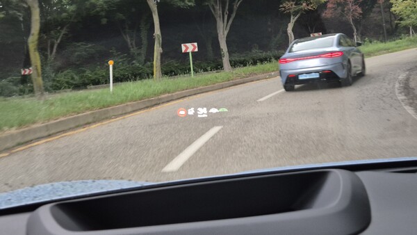 BYD 씰 다이나믹 AWD 모델에 기본 탑재된 헤드업디스플레이가 작동하고 있다. / 사진=최동훈 기자