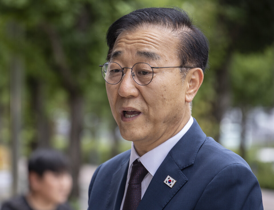 김윤덕 국토교통부 장관 후보자가 15일 정부과천청사에 마련된 인사청문회 준비 사무실로 첫 출근하며 취재진 질문에 답하고 있다. / 사진=연합뉴스