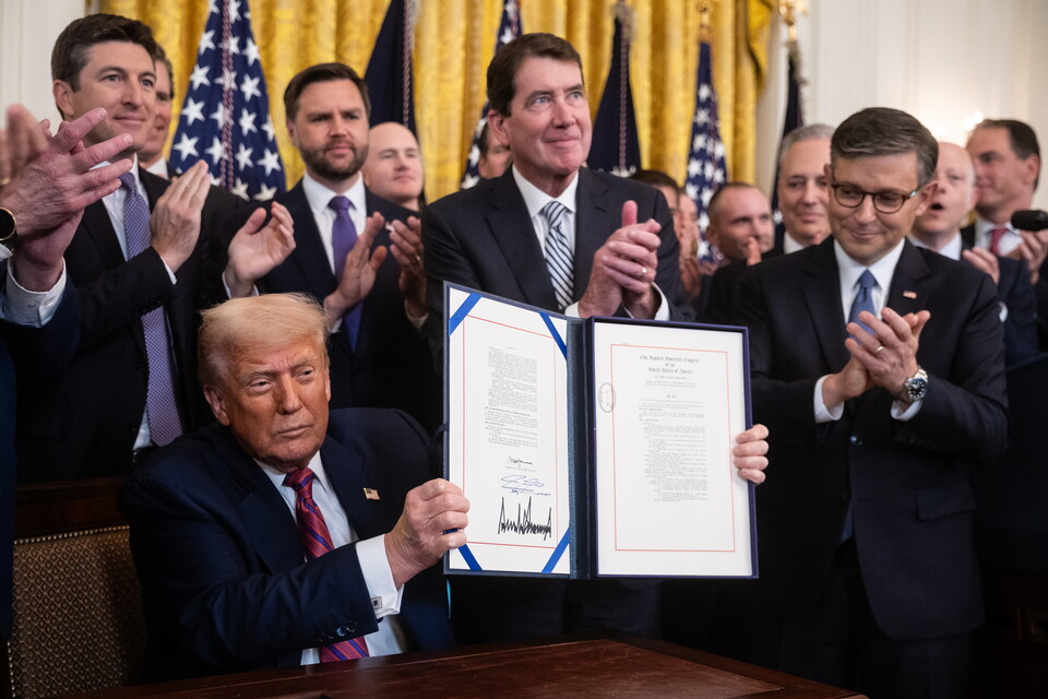  지니어스 법안에 서명하는 트럼프 미국 대통령/사진=연합뉴스