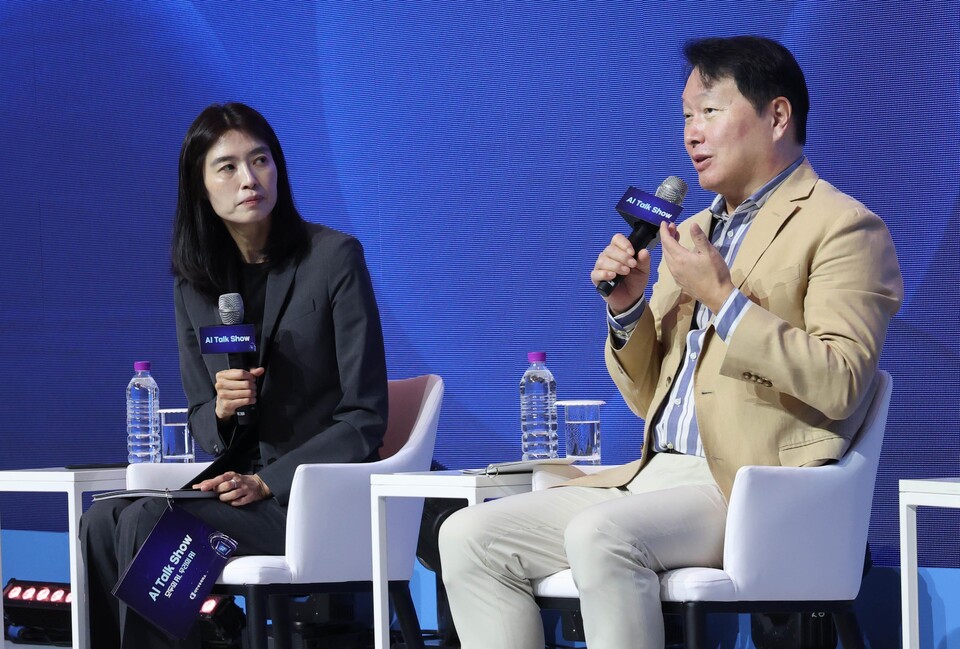 최태원 대한상의 회장이 지난 18일 정신아 카카오 대표와 함께 AI토크쇼에서 발언하고 있다./사진=연합뉴스 