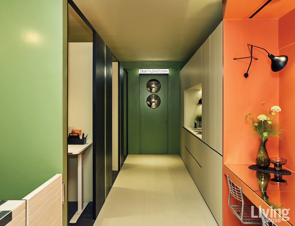 던에드워드 페인트로 채도가 낮고 세련된 컬러로 채색하고 구정마루 바닥을 시공해 차분하면서도 감각적인 무드가 돋보인다.